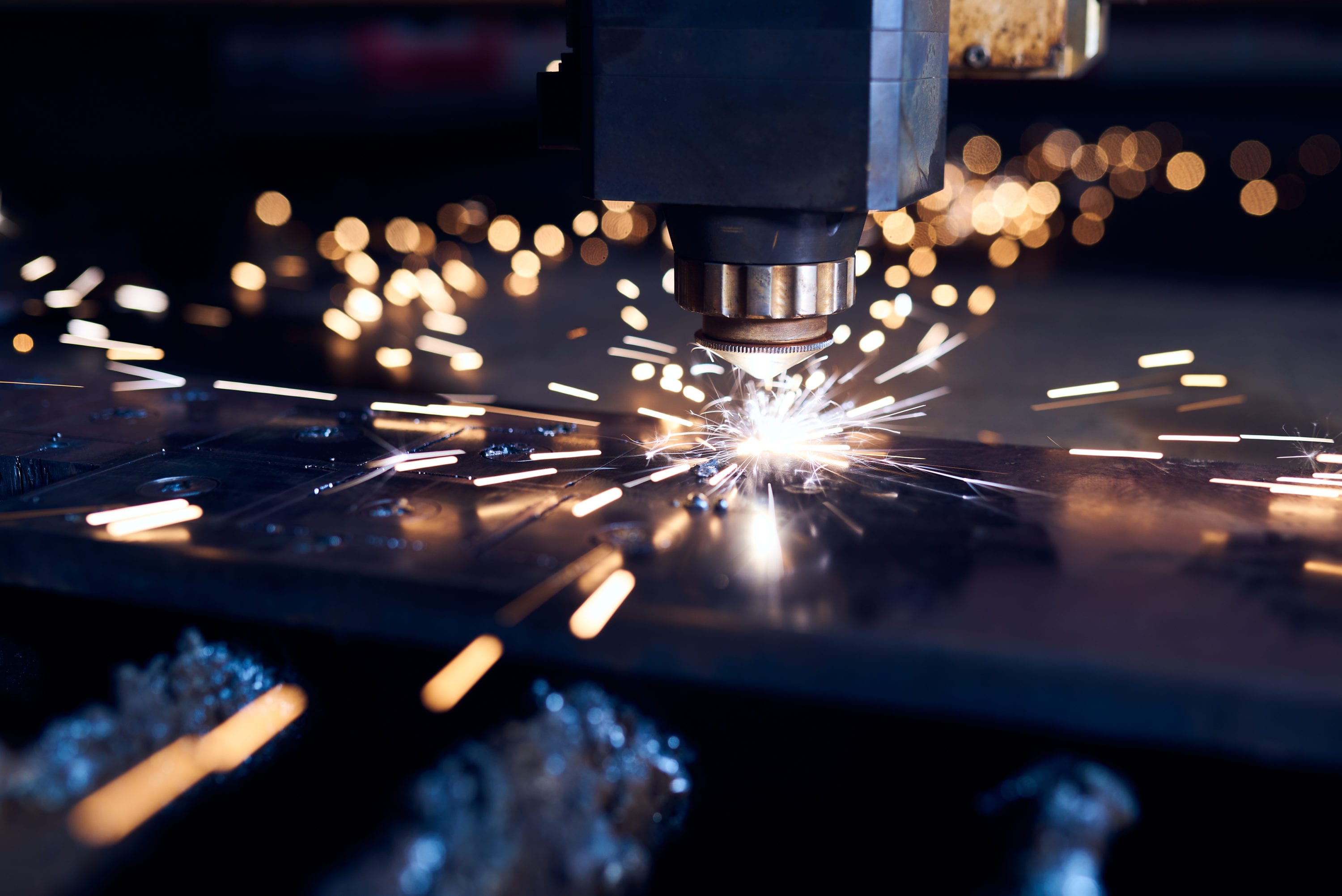 CNC laserskärning av metall på nära håll, modern industriell teknik. Litet skärpedjup.