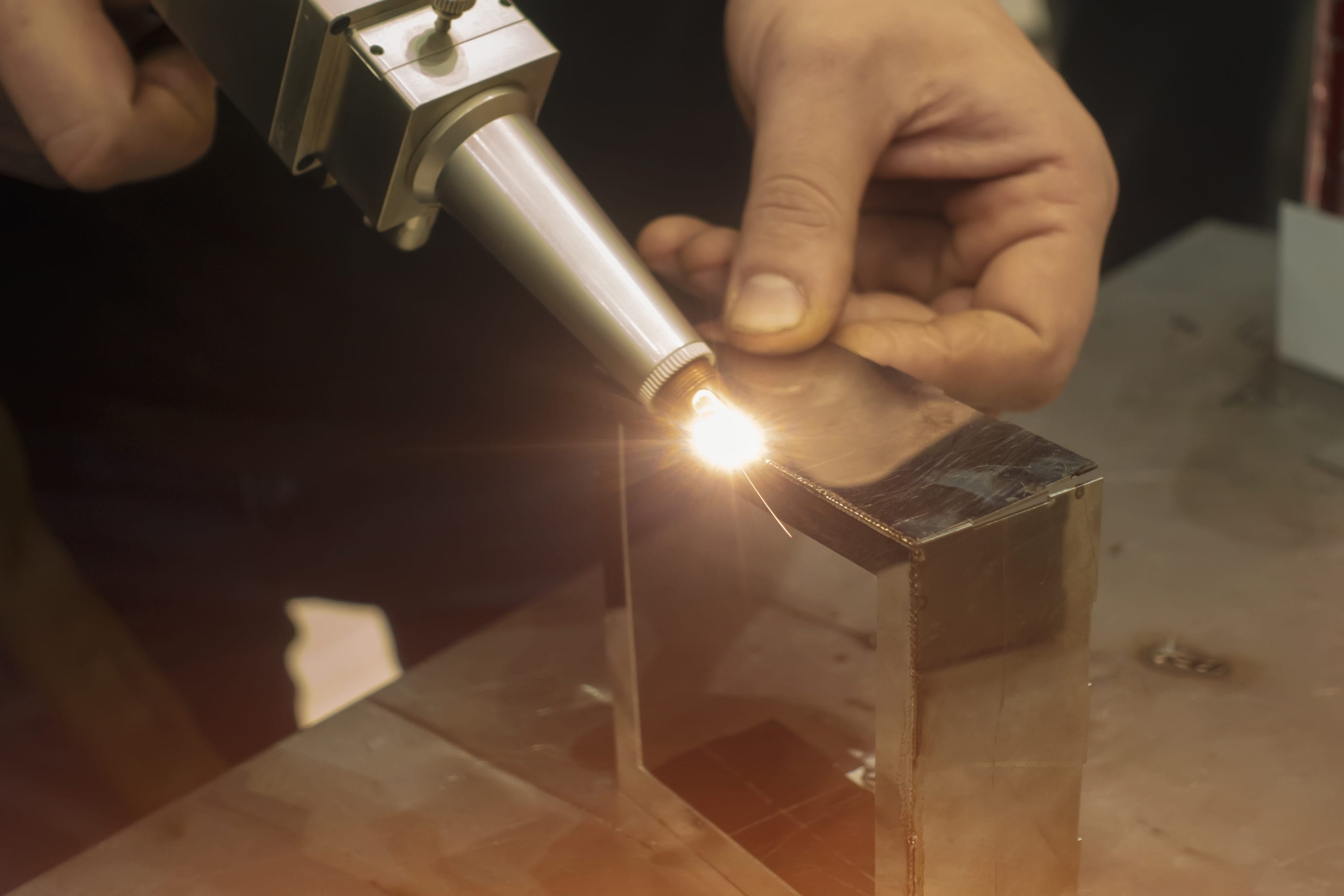Närbild på lasersvetsning. Manuell lasersvetsning av metall